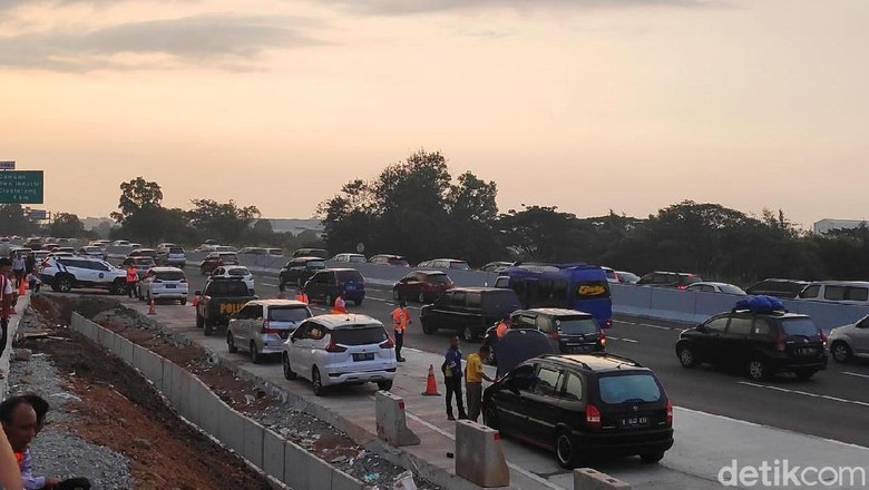 Jasa Marga Berlakukan Contraflow di Km 65-38 Tol Cikampek Arah Jakarta Jasa Marga Berlakukan Contraflow di Km 65-38 Tol Cikampek Arah Jakarta