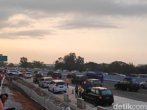 Ruas Tol Cikampek Hari Ini Tergenang di Sejumlah Titik