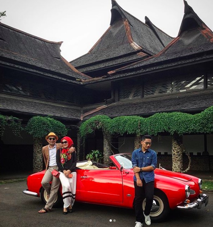 Pose Ridwan Kamil Mejeng di Depan Mobil Klasik VW