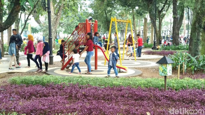 Warga padati taman-taman yang ada di Kota Bandung saat libur Lebaran.