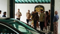 Jokowi keluar dari Regol Keben sembari menggandeng cucunya Jan Ethes.