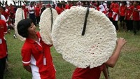 Kalau lomba kerupuknya sebesar ini, pastinya bikin kenyang. Jadi saat ikut lomba makan kerupuk, sekalian untuk makan malam. Foto: Istimewa