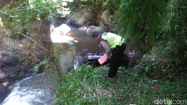 Mobil Terjun ke Sungai di Lumajang, Sekeluarga Selamat Mobil Terjun ke Sungai di Lumajang, Sekeluarga Selamat