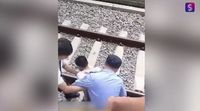 Tak Dibelikan Ayam Panggang, Bocah Ini Nekat Lompat ke Rel Kereta