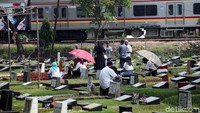 Ziarah ke makam keluarga ini dilakukan usai perayaan Idul Fitri.