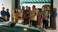 Jokowi dan Sultan sempat berbincang sebentar sebelum meninggalkan keraton. 
