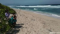 Pengunjung yang tengah berwisata di Pantai Batu Pampang (Harianto/detikcom)