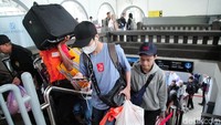 Mereka tiba dengan membawa koper, kardus dan tas besar berisi oleh-oleh dari keluarga di kampung halaman.
