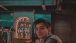 Pose Ganteng Pesinetron Rayn Wijaya Saat Nongkrong di Kafe