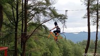Berada di Kecamatan Tinggimoncong, Kabupaten Gowa, Sulawesi Selatan, ada Hutan Pinus Malino yang amat menawan. Apalagi ada wahana Sepeda Terbang yang cukup menantang. (Ibnu Munsir/detikcom)
