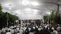 Selain Hinca, hadir elite Partai Demokrat lain, seperti Kadiv Advokasi dan Bantuan Hukum Ferdinand Hutahaean dan Ketua DPD Demokrat DKI Nachrowi Ramli. Sejumlah menteri di Kabinet Indonesia Bersatu I dan II era SBY juga hadir dalam tahlilan malam ini.