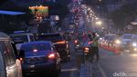 Potret Belasan Pengamen Hibur Pemudik Saat Nagreg Macet