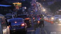 Polisi berusaha mengurai kemacetan.
