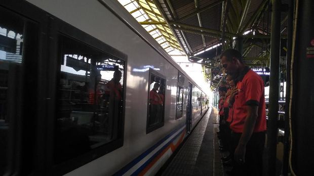 Salam penghomatan petugas PT KAI ke penumpang.