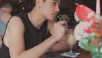 Pose Ganteng Pesinetron Rayn Wijaya Saat Nongkrong di Kafe