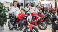 Sang pencukur pun mengenakan helm laiknya bikers yang hendak riding. Foto: Motosaigon