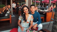 Berkunjung ke Bali, pria yang lahir pada 5 Maret 1993 itu memilih habiskan waktu dengan sang kekasih. Keduanya memilih untuk makan bersama di sebuah restoran dekat pantai. Foto: Instagram jaz_hayat