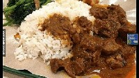 Buat yang mengutamakan kenyang, ada nasi Padang dengan nasi putih dan bumbu rendang yang siap menghibur kalian dan membuat kenyang. Foto: Istimewa