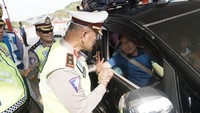 Lakukanlah pergerakan yang berkeselamatan dan yakinkanlah betul bahwa sepanjangan pergerakan ini kita merasa nyaman, aman, tertib dan lancar, kata Kakorlantas kepada pengendara. (dok Korlantas)