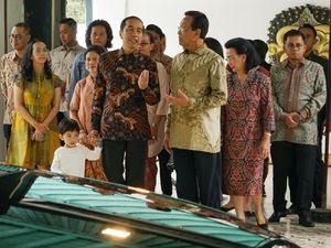 Kompak Berbatik, Jokowi-Sultan Bertemu di Keraton Yogyakarta