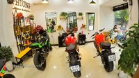Kalau biasanya moge kecepatannya di jalanan, di pangkas rambut ini moge-moge mahal hanya dijadikan kursi. Foto: Motosaigon