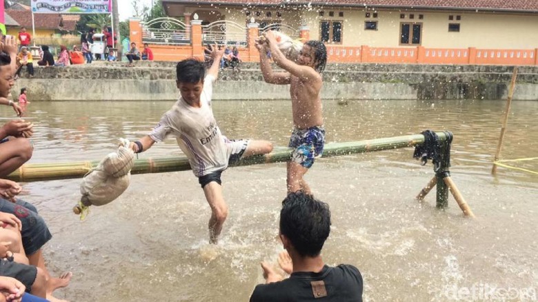 Keseruan Warga Ciamis Isi Libur Lebaran Gelar Lomba di Kolam Ikan Keseruan Warga Ciamis Isi Libur Lebaran Gelar Lomba di Kolam Ikan
