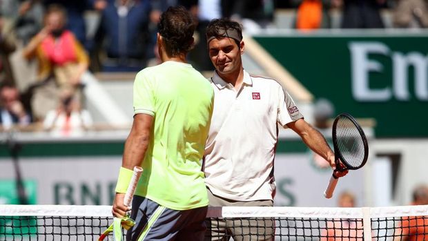 Nadal menyalami Federer usai final Australia Terbuka 2019