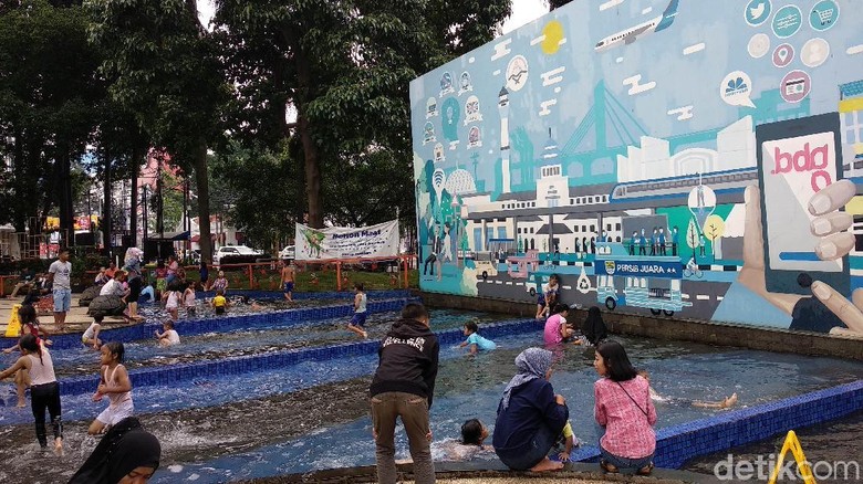 Kemeriahan Anak Anak Bermain Air Di Kolam Taman Kota Bandung