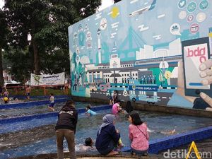 Kemeriahan Anak-anak Bermain Air di Kolam Taman Kota Bandung