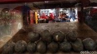 Bakso juga laris diserbu pembeli.