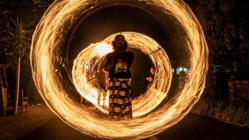 Nah, dengan teknik tepat dan momen pas, foto aksi pawai obor pun dapat menghasilkan kreasi keren semacam ini. (Foto: Ulet Ifansasti/Getty Images)
