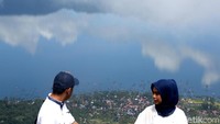 Dari atas sini juga terlihat rumah-rumah yang berjejer rapi di sekitar Danau Maninjau.