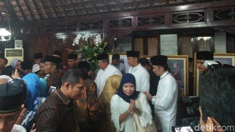 Usai Tahlilan Wafatnya Ibu Ani, Warga Sampaikan Dukacita dan Salami SBY Usai Tahlilan Wafatnya Ibu Ani, Warga Sampaikan Dukacita dan Salami SBY