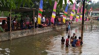 Permainan itu biasanya digelar di kolam ikan besar atau sungai yang dibendung.