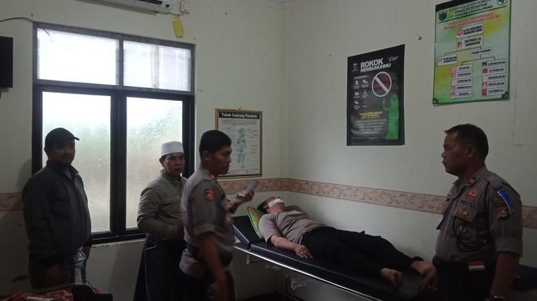 Orang Gangguan Jiwa di Pandeglang Tusuk Polisi yang Sedang Atur Lalin Orang Gangguan Jiwa di Pandeglang Tusuk Polisi yang Sedang Atur Lalin