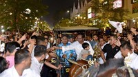 Andong yang ditumpangi Jokowi itu berjalan perlahan di tengah kerumunan warga yang ingin bertemu Jokowi (Foto: Muchlis Jr - Biro Pers Sekretariat Presiden).