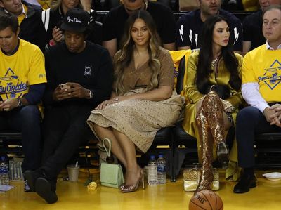 Beyonce Tampak Kesal Jay-Z Didekati Wanita Lain, Ini yang Sebenarnya Terjadi