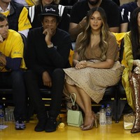 Kedua, untuk menjelaskan mengapa aku memberikan istrinya mawar dari seorang fans. Semua ini diambil di luar konteks. Aku adalah wanita yang bahagia dalam pernikahan. Menyuruhku untuk bunuh diri? Aku tidak berpikir Beyonce akan setuju dengan ini, tulisnya dalam kolom komentar Instagram. Foto: Getty Images