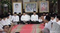 SBY bersama Agus Harimurti Yudhoyono (kanan) dan Edhie Baskoro Yudhoyono (kiri) dan kabinet Indonesia Bersatu dan warga melakukan doa tahlil di Puri Cikeas, Bogor, Jawa Barat, Jumat (7/6/2019) malam.
