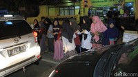 Belasan remaja itu mengamen di dekat Pos Induk Dishub Kabupaten Bandung atau tepatnya di Depan Posko Radio Republik Indonesia (RRI) Jawa Barat.