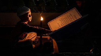 Seorang bocah sedang bersiap-siap merayakan malam takbiran menyambut Idul Fitri. (Foto: Ulet Ifansasti/Getty Images)