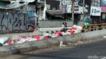 Jorok! Sampah Menumpuk di Separator Flyover Ciputat
