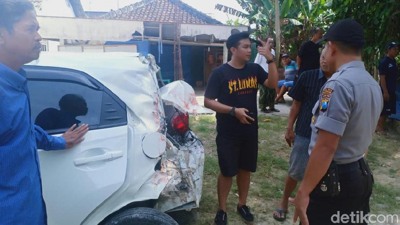 Mobil Brio Ditabrak KA di Perlintasan Tanpa Palang Pintu, Sopir Selamat Mobil Brio Ditabrak KA di Perlintasan Tanpa Palang Pintu, Sopir Selamat