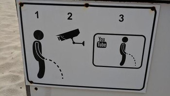 Hai gaes, jangan pipis sembarangan di pantai ya. Apalagi ancamannya maut nih, mau adegan itu tayang di YouTube? (Foto: Boredpanda.com)