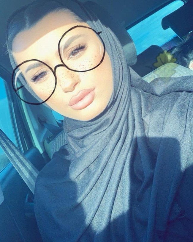 Pemilik nama lengkap Waliyha Azad Malik tersebut pernah membintangi salah satu video klip One Direction saat sang kakak masih tergabung di dalamnya yakni Story of My Life. Ia juga muncul di film One Direction, This Is Us. Foto: Instagram @waliyha.azad