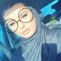 Pemilik nama lengkap Waliyha Azad Malik tersebut pernah membintangi salah satu video klip One Direction saat sang kakak masih tergabung di dalamnya yakni Story of My Life. Ia juga muncul di film One Direction, This Is Us. Foto: Instagram @waliyha.azad