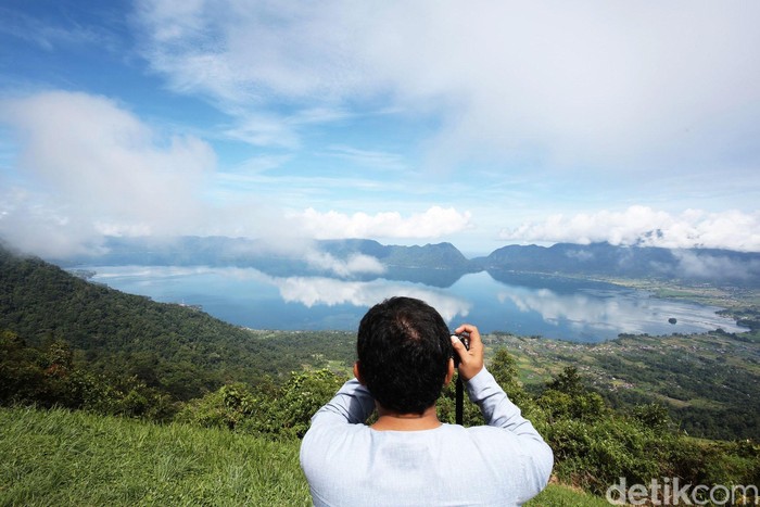 Puncak Lawang mungkin belum seterkenal Jam Gadang yang merupakan ikon Sumatera Barat. Tapi dari Puncak Lawang pengunjung bisa melihat keindahan Danau Maninjau dari ketinggian.