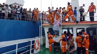 Sekitar 500 penumpang dievakusi ke kapal milik Basarnas. Istimewa.