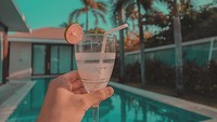 Ada yang bisa tebak Rayn habis menikmati minuman apa? Yang jelas istimewa karena latarnya villa dengan kolam renang keren. Foto: Instagram raynwijaya26