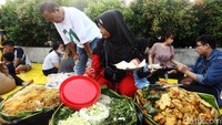Pecel dan gorengan laris diserbu pembeli.